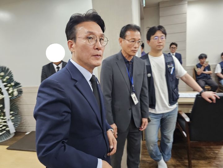 [태안=뉴시스] l김덕진 기자=김민석 국무총리 후보가 16일 고 김충현씨 빈소가 마련된 태안의료원을 찾아 조문한 뒤 이동하고 있다. 2025.06.16. spark@newsis.com *재판매 및 DB 금지