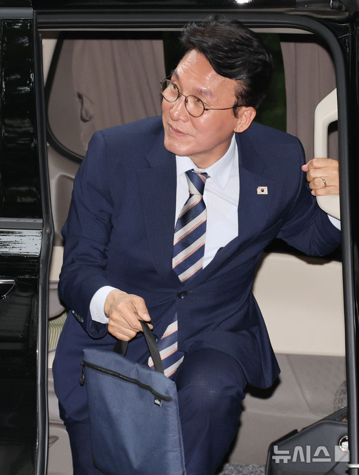[서울=뉴시스] 김명원 기자 = 김민석 국무총리 후보자가 16일 오전 서울 종로구 통의동 금감원연수원에 마련된 인사청문회 준비단 사무실에 출근하고 있다. 2025.06.16. kmx1105@newsis.com