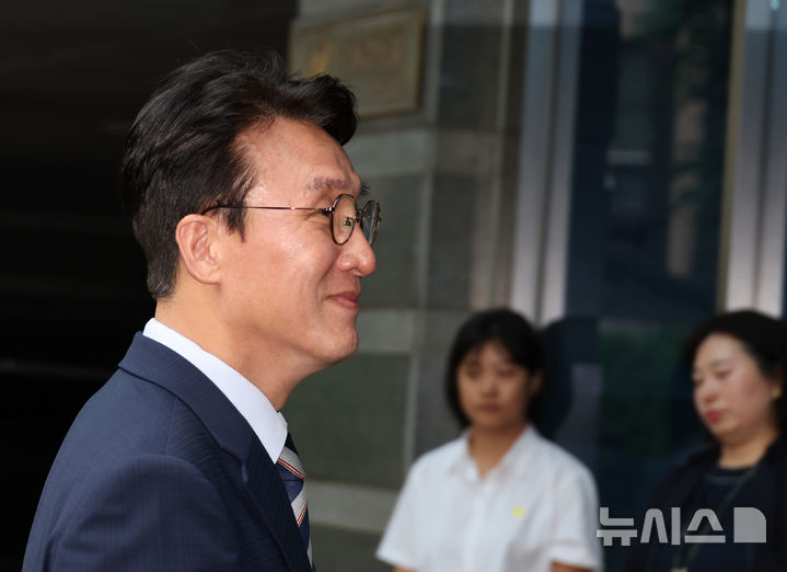 [서울=뉴시스] 김명원 기자 = 김민석 국무총리 후보자가 16일 오전 서울 종로구 통의동 금감원연수원에 마련된 인사청문회 준비단 사무실에 출근하고 있다. 2025.06.16. kmx1105@newsis.com