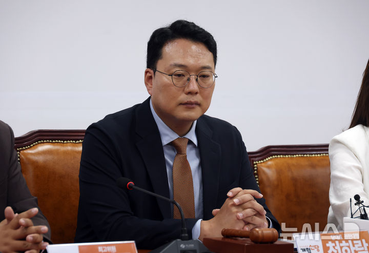 [서울=뉴시스] 고승민 기자 = 천하람 개혁신당 대표 권한대행 겸 원내대표가 16일 서울 여의도 국회에서 열린 최고위원회의에서 생각에 잠겨 있다. 2025.06.16. kkssmm99@newsis.com