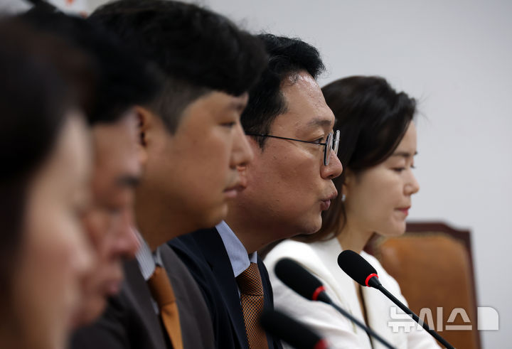 [서울=뉴시스] 고승민 기자 = 천하람 개혁신당 대표 권한대행 겸 원내대표가 16일 서울 여의도 국회에서 열린 최고위원회의에서 발언하고 있다. 2025.06.16. kkssmm99@newsis.com