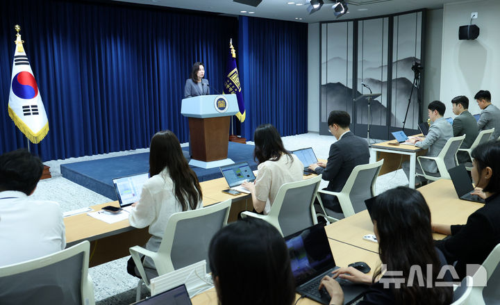 [서울=뉴시스] 고범준 기자 = 강유정 대변인이 16일 서울 용산구 대통령실 브리핑룸에서 국민추천제 관련 브리핑을 하고 있다. 2025.06.16. bjko@newsis.com