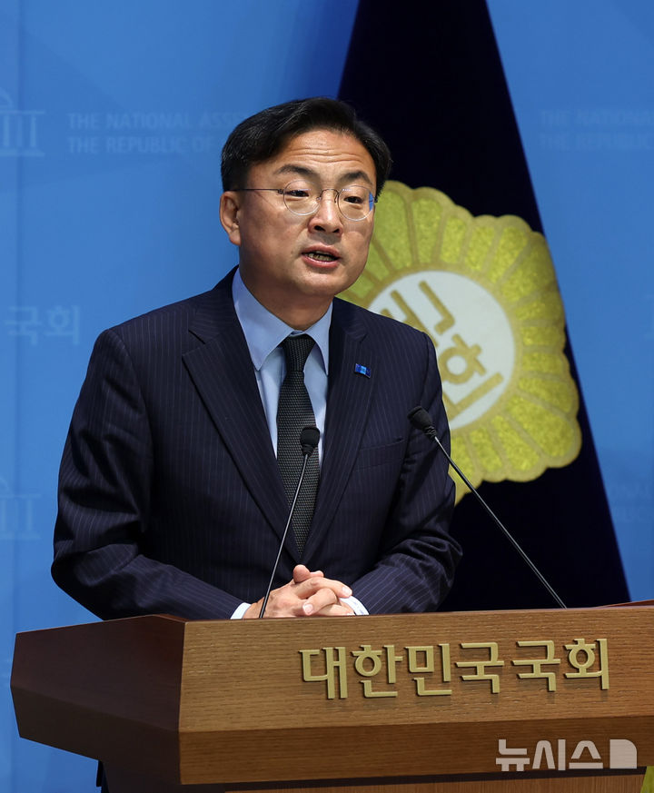 [서울=뉴시스] 김명년 기자 = 신장식 조국혁신당 의원이 16일 오전 서울 여의도 국회 소통관에서 열린 '공정거래법 개정을 위한 국회의원·민주노총 건설노조 화물연대 기자회견'에서 발언하고 있다. 2025.06.16. kmn@newsis.com