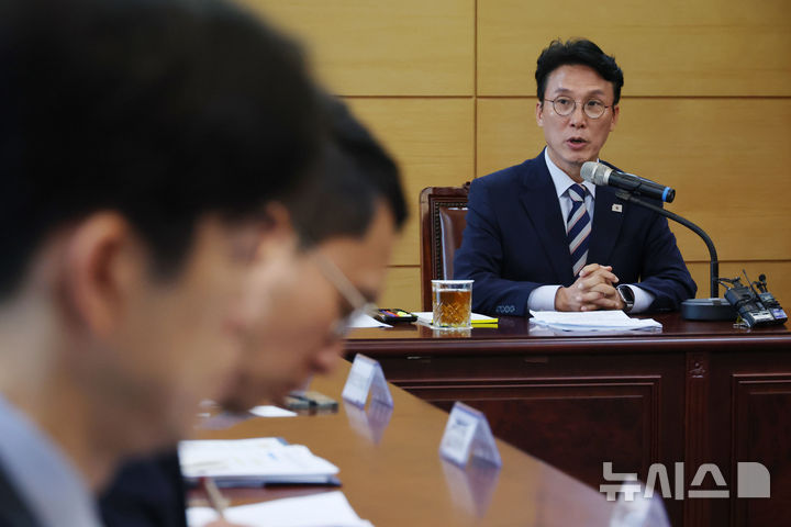 [서울=뉴시스] 김명원 기자 = 김민석 국무총리 후보자가 16일 오전 서울 종로구 금융감독연수원에 마련된 청문회 준비단 사무실에서 열린 경제·민생분야 부처 업무보고에서 모두발언을 하고 있다. (공동취재) 2025.06.16 photo@newsis.com