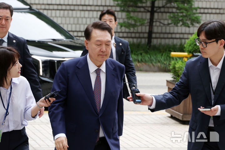 [서울=뉴시스] 사진공동취재단 = 윤석열 전 대통령이 16일 오전 서울 서초구 서울중앙지방법원에서 열린 내란 우두머리 혐의·직권남용 권리행사 방해 혐의 사건 7차 공판에 출석하며 취재진 질문을 듣고 있다. 2025.06.16. photo@newsis.com