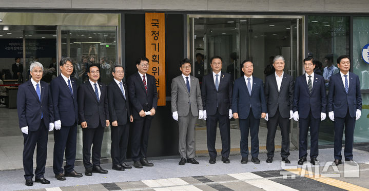 [서울=뉴시스] 김진아 기자 = 이한주(왼쪽 다섯번째) 국정기획위원회 위원장이 지난 6월16일 서울 종로구 정부서울청사 창성동 별관에서 열린 국정기획위원회 출범 현판 제막식에서 참석자들과 제막 후 기념촬영을 하고 있다.   왼쪽 네번째부터 국정기획위원회 김용범 부위원장, 이 위원장, 진성준 부위원장, 방기선 부위원장. (공동취재) 2025.06.16. photo@newsis.com