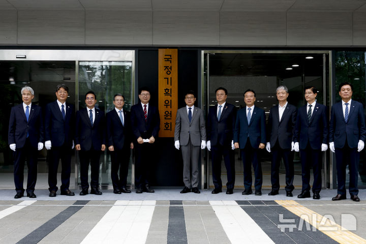 [서울=뉴시스] 김진아 기자 = 이한주(왼쪽 다섯번째) 국정기획위원회 위원장이 지난 6월16일 서울 종로구 정부서울청사 창성동 별관에서 열린 국정기획위원회 출범 현판 제막식에서 참석자들과 제막 후 기념촬영을 하고 있다. 왼쪽 네번째부터 국정기획위원회 김용범 부위원장, 이 위원장, 진성준 부위원장, 방기선 부위원장. (공동취재) 2025.06.16. photo@newsis.com