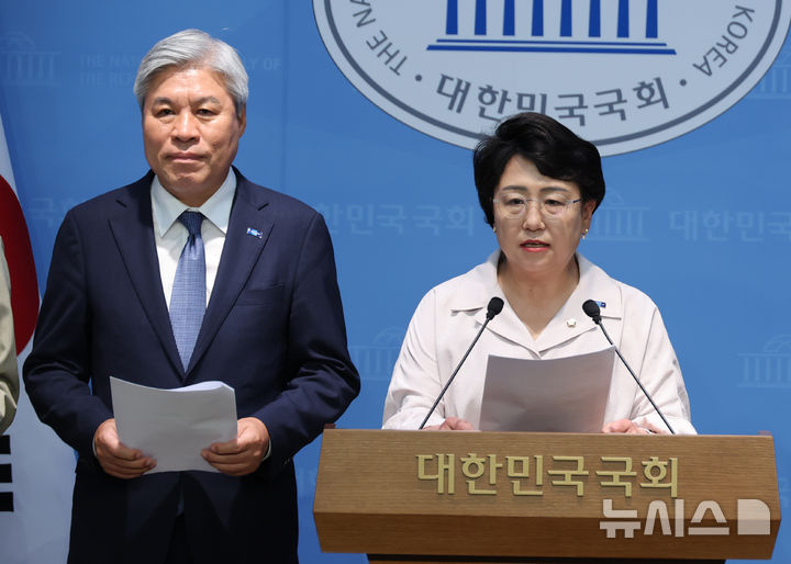 [서울=뉴시스] 고승민 기자 = 조국혁신당 김선민 대표 권한대행, 서왕진 원내대표 등 의원들이 16일 서울 여의도 국회 소통관에서 심우정 검찰총장의 사퇴를 촉구하는 기자회견을 하고 있다. 2025.06.16. kkssmm99@newsis.com