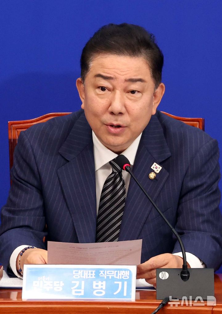 [서울=뉴시스] 조성봉 기자 = 김병기 더불어민주당 당 대표 직무대행 겸 원내대표가 16일 오전 서울 여의도 국회에서 열린 최고위원회의에서 발언을 하고 있다. 2025.06.16. suncho21@newsis.com