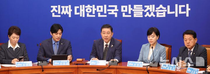 [서울=뉴시스] 조성봉 기자 = 김병기 더불어민주당 당 대표 직무대행 겸 원내대표가 16일 오전 서울 여의도 국회에서 열린 최고위원회의에서 발언을 하고 있다. 2025.06.16. suncho21@newsis.com