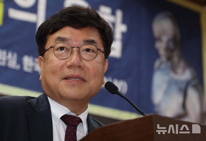 [서울=뉴시스] 조성봉 기자 = 서범수 국민의힘 의원이 16일 오전 서울 여의도 국회 의원회관 소회의실에서 열린 휴머노이드 로봇과 모빌리티 산업의 융합 세미나에서 환영사를 하고 있다. 2025.06.16. suncho21@newsis.com