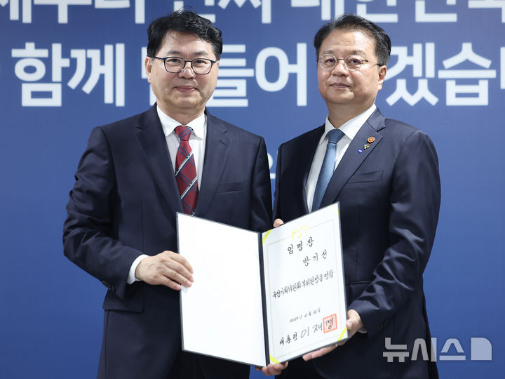 [서울=뉴시스] 김진아 기자 = 이한주(왼쪽) 국정기획위원회 위원장이 16일 서울 종로구 정부서울청사 창성동 별관에서 열린 출범식에서 부위원장을 맡은 방기선 국무조정실장에게 위촉장을 수여한 뒤 기념 촬영을 하고 있다.   이재명 정부의 대통령직인수위원회 역할을 하는 국정기획위에서는 100대 국정과제를 정리하고 과제별로 추진 시점과 목표 등을 정해 '국정운영 5개년 계획'을 마련할 방침이다. (공동취재) 2025.06.16. photo@newsis.com
