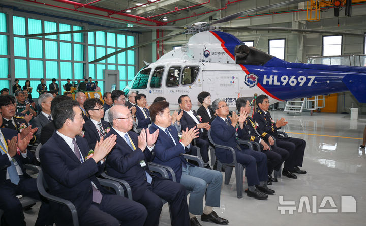 [제주=뉴시스] 우장호 기자 = 16일 제주국제공항 내 응급의료전용헬기 격납고에서 '제주 응급의료전용헬기 격납고 개소식'이 진행되고 있다. 2025.06.16. woo1223@newsis.com