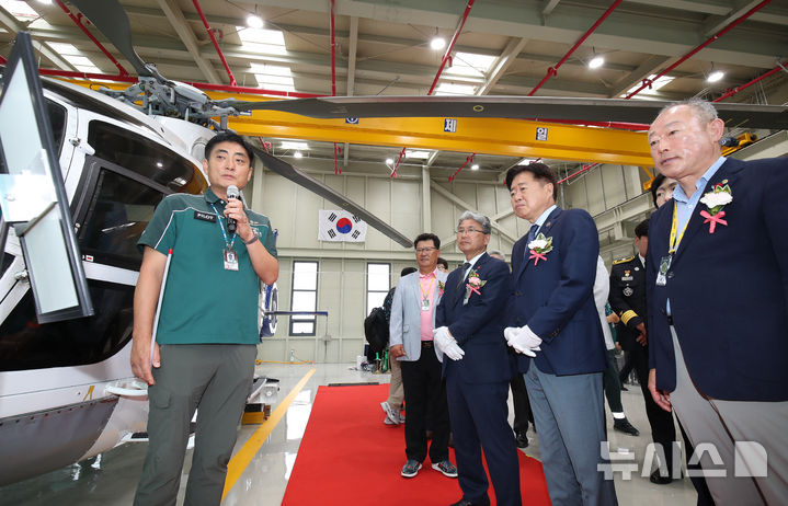 [제주=뉴시스] 우장호 기자 = 16일 제주국제공항 내 응급의료전용헬기 격납고에서 열린 '제주 응급의료전용헬기 격납고 개소식'에서 참석자들이 기장으로부터 헬기 제원에 대한 설명을 듣고 있다. 2025.06.16. woo1223@newsis.com