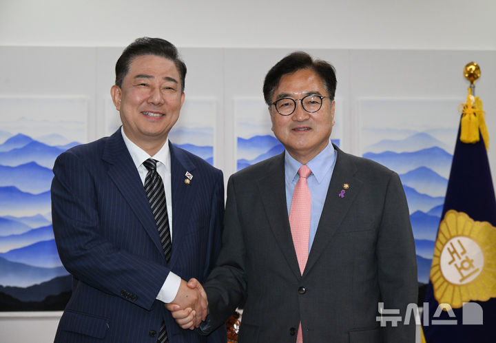 [서울=뉴시스] 고승민 기자 = 김병기 더불어민주당 대표 직무대행 겸 원내대표가 16일 서울 여의도 국회에서 우원식 국회의장을 예방해 기념촬영을 하고 있다. 2025.06.16. photo@newsis.com