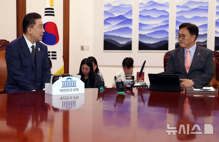 [서울=뉴시스] 고승민 기자 = 김병기 더불어민주당 신임 원내대표가 16일 오전 서울 여의도 국회에서 우원식 국회의장을 예방, 발언하고 있다. 2025.06.16. photo@newsis.com