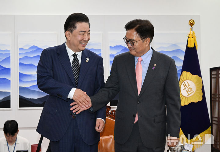 [서울=뉴시스] 고승민 기자 = 김병기 더불어민주당 대표 직무대행 겸 원내대표가 16일 서울 여의도 국회에서 우원식 국회의장을 예방하고 있다. (공동취재) 2025.06.16. photo@newsis.com