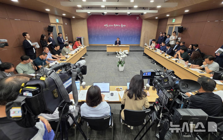 [울산=뉴시스] 배병수 기자 = 김두겸 울산시장이 16일 오전 시청 프레스센터에서 기자회견을 열고 SK ‘울산 AI 테이터센터’ 유치 배경을 설명하고 있다. 2025.06.16.bbs@newsis.com.