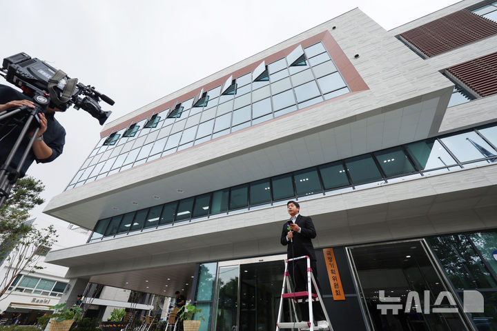 [서울=뉴시스] 김진아 기자 = 이재명 정부 5년의 국정 운영 청사진을 제시할 국정기획위원회(위원장 이한주)가 지난달 16일 현판식을 시작으로 첫발을 뗐다. 국정기획위는 이재명 대통령 공약 등을 구체화할 예정인 가운데 정부 조직 개편과 관련해 별도의 테스크포스(TF)를 구성할 예정이다. 사진은 국정기획위원회가 출범한 16일 서울 종로구 정부서울청사 창성동 별관. 2025.06.16. bluesoda@newsis.com