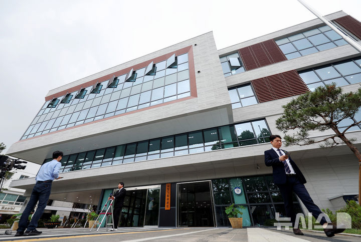 [서울=뉴시스] 김진아 기자 = 이재명 정부 5년의 국정 운영 청사진을 제시할 국정기획위원회(위원장 이한주)가 16일 현판식을 시작으로 첫발을 뗐다. 국정기획위는 이재명 대통령 공약 등을 구체화할 예정인 가운데 정부 조직 개편과 관련해 별도의 테스크포스(TF)를 구성할 예정이다.사진은 국정기획위원회가 출범한 16일 서울 종로구 정부서울청사 창성동 별관. 2025.06.16. bluesoda@newsis.com