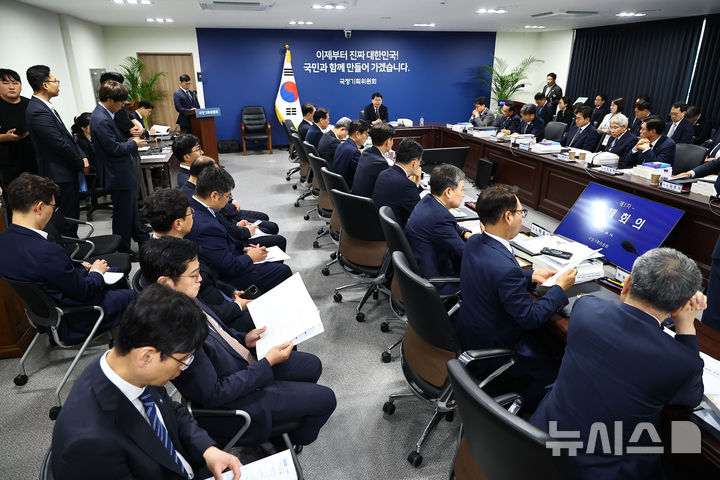 [서울=뉴시스] 김진아 기자 = 이한주 국정기획위원회 위원장이 16일 서울 종로구 정부서울청사 창성동 별관에서 열린 국정기획위원회 1차 전체회의에서  발언하고 있다.    이날 출범한 위원회는 정부가 임기 중 추진할 국정과제의 로드맵을 제시하며 이재명 정부의 100대 국정과제를 정리, 과제별로 추진 시점과 목표 등을 정해 '국정운영 5개년 계획'을 마련할 방침이다. (공동취재) 2025.06.16. photo@newsis.com