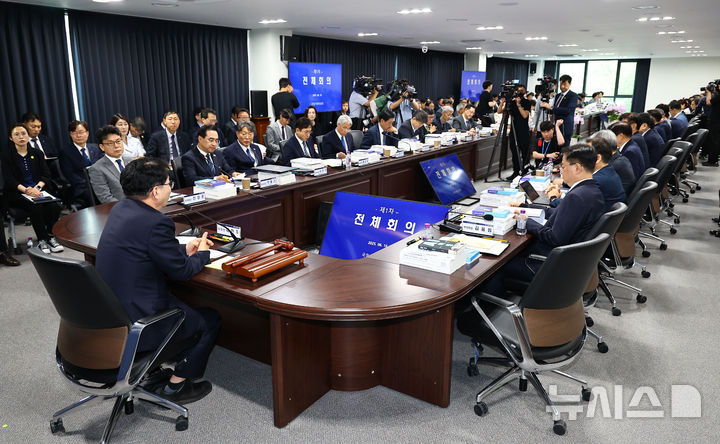 [서울=뉴시스] 김진아 기자 = 이한주 국정기획위원회 위원장이 16일 서울 종로구 정부서울청사 창성동 별관에서 열린 국정기획위원회 1차 전체회의에서 발언하고 있다.&nbsp; 이날 출범한 위원회는 정부가 임기 중 추진할 국정과제의 로드맵을 제시하며 이재명 정부의 100대 국정과제를 정리, 과제별로 추진 시점과 목표 등을 정해 '국정운영 5개년 계획'을 마련할 방침이다. (공동취재) 2025.06.16. photo@newsis.com