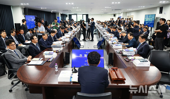 [서울=뉴시스] 김진아 기자 = 이한주 국정기획위원회 위원장이 16일 서울 종로구 정부서울청사 창성동 별관에서 열린 국정기획위원회 1차 전체회의에서 발언하고 있다. 이날 출범한 위원회는 정부가 임기 중 추진할 국정과제의 로드맵을 제시하며 이재명 정부의 100대 국정과제를 정리, 과제별로 추진 시점과 목표 등을 정해 '국정운영 5개년 계획'을 마련할 방침이다. (공동취재) 2025.06.16. photo@newsis.com