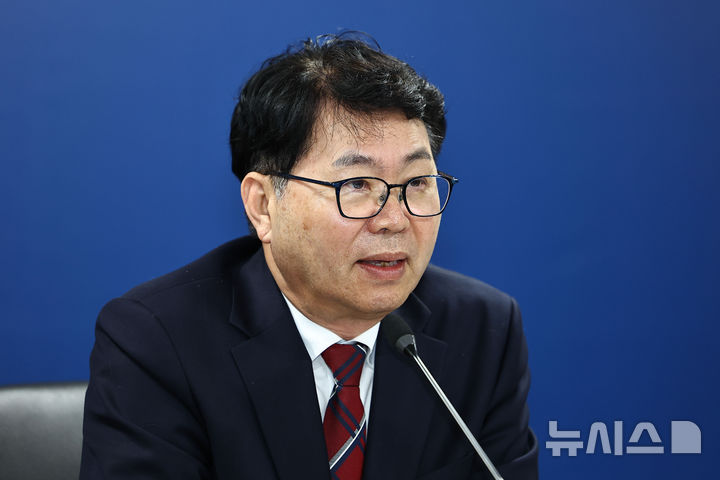 [서울=뉴시스] 김진아 기자 = 이한주 국정기획위원회 위원장이 16일 서울 종로구 정부서울청사 창성동 별관에서 열린 국정기획위원회 1차 전체회의에서 발언하고 있다. 이날 출범한 위원회는 정부가 임기 중 추진할 국정과제의 로드맵을 제시하며 이재명 정부의 100대 국정과제를 정리, 과제별로 추진 시점과 목표 등을 정해 '국정운영 5개년 계획'을 마련할 방침이다. (공동취재) 2025.06.16. photo@newsis.com
