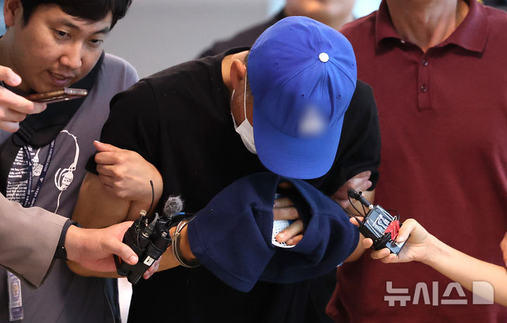 [대구=뉴시스] 이무열 기자 = 피해자 안전조치를 받던 여성을 흉기로 살해하고 도주한 40대가 16일 대구 달서구 대구지방법원 서부지원에서 열린 구속 전 피의자심문(영장실질심사)에 출석하고 있다. 2025.06.16. lmy@newsis.com
