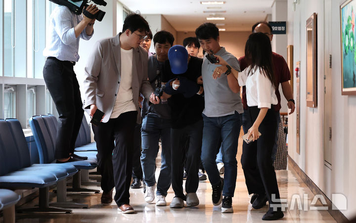 [대구=뉴시스] 이무열 기자 = 피해자 안전조치를 받던 여성을 흉기로 살해하고 도주한 40대가 16일 대구 달서구 대구지방법원 서부지원에서 열린 구속 전 피의자심문(영장실질심사)에 출석하고 있다. 2025.06.16. lmy@newsis.com