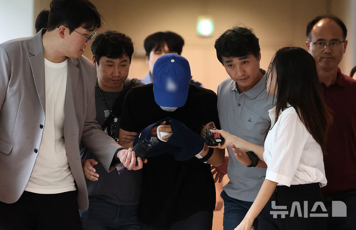 [대구=뉴시스] 이무열 기자 = 피해자 안전조치를 받던 여성을 흉기로 살해하고 도주한 40대가 16일 대구 달서구 대구지방법원 서부지원에서 열린 구속 전 피의자심문(영장실질심사)에 출석하고 있다. 2025.06.16. lmy@newsis.com