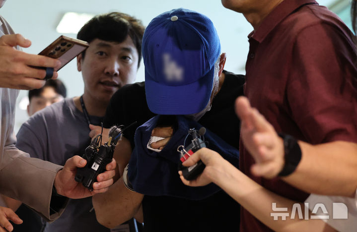 [대구=뉴시스] 이무열 기자 = 피해자 안전조치를 받던 여성을 흉기로 살해하고 도주한 40대가 16일 대구 달서구 대구지방법원 서부지원에서 열린 구속 전 피의자심문(영장실질심사)에 출석하고 있다. 2025.06.16. lmy@newsis.com