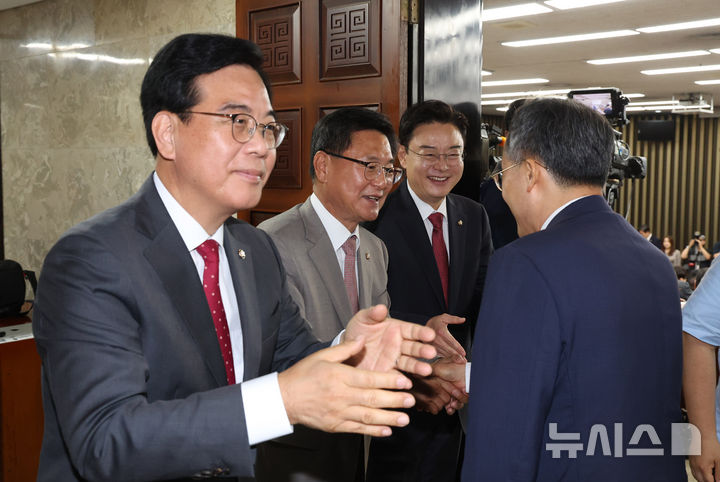 [서울=뉴시스] 김명년 기자 = 국민의힘 원내대표 선거에 출마한 송언석(왼쪽부터), 이헌승, 김성원 후보가 16일 오후 서울 여의도 국회에서 열린 원내대표 선출 의원총회에 참석하는 의원들과 인사를 나누고 있다. 2025.06.16. kmn@newsis.com