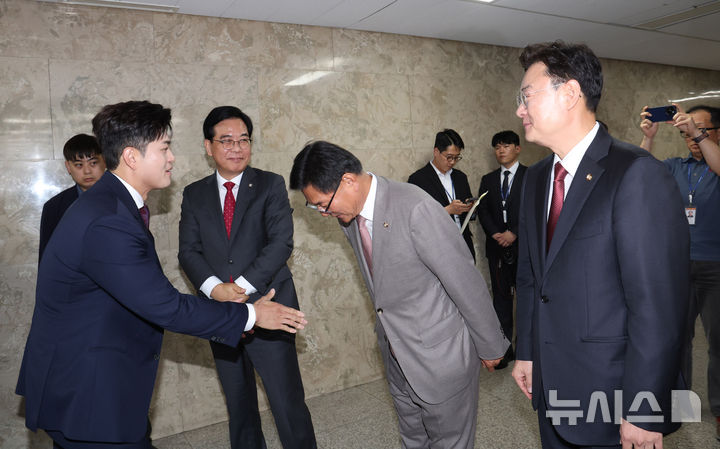 [서울=뉴시스] 김명년 기자 = 국민의힘 원내대표 선거에 출마한 송언석(왼쪽 두번째), 이헌승, 김성원 후보가 16일 오후 서울 여의도 국회에서 열린 원내대표 선출 의원총회에 참석하는 김용태 비상대책위원장과 인사를 나누고 있다. 2025.06.16. kmn@newsis.com