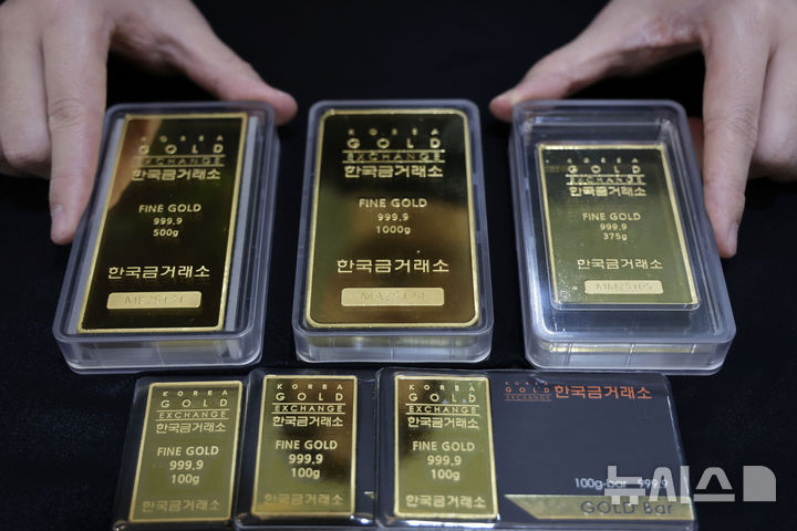 [서울=뉴시스] 최동준 기자 = 중동 정세가 악화되면서 안전자산인 금값이 치솟고 있는 16일 서울 종로구 한국금거래소에서 직원이 골드바를 정리하고 있다. 2025.06.16. photocdj@newsis.com