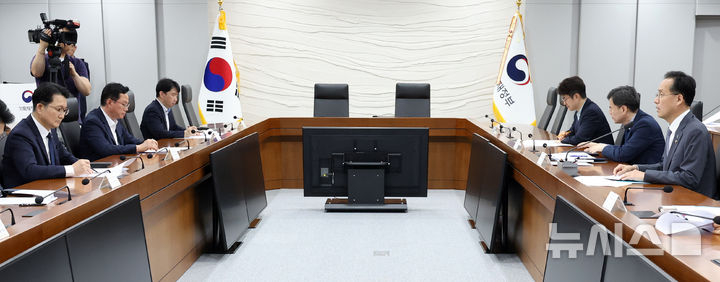 [세종=뉴시스] 강종민 기자 = 이형일 기획재정부 1차관이 16일 세종시 정부세종청사에서 열린 물가 관계 차관회의에서 모두발언을 하고 있다. 2025.06.16. ppkjm@newsis.com