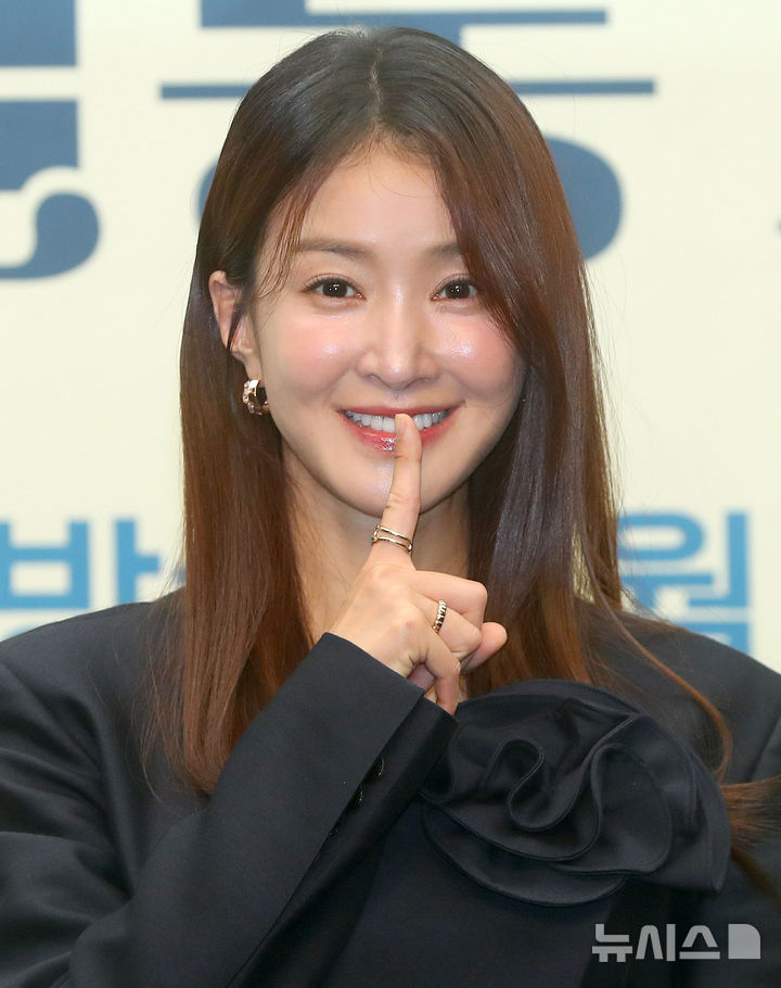 [서울=뉴시스] 김혜진 기자 = 배우 이시영이 16일 오후 서울 마포구 스탠포드호텔에서 열린 ENA 새 월화드라마 '살롱 드 홈즈' 제작발표회에서 포즈를 취하고 있다. 2025.06.16. jini@newsis.com