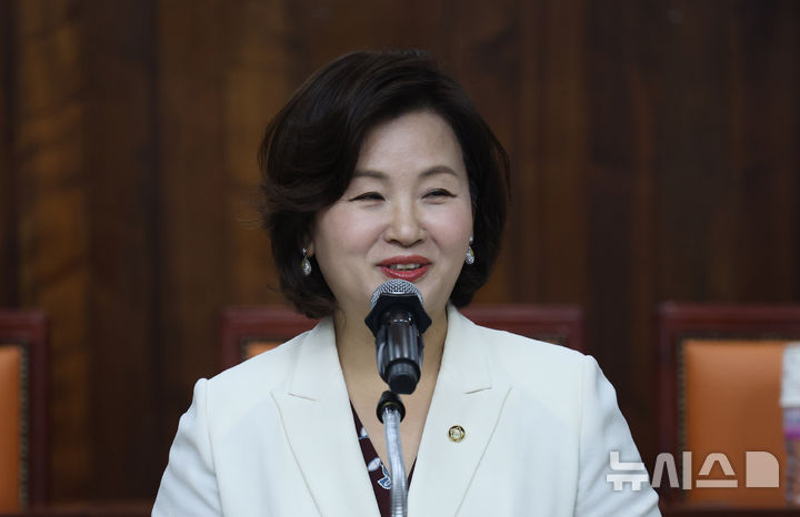 [서울=뉴시스] 김명년 기자 = 이수진 더불어민주당 의원이 16일 오후 서울 여의도 국회 도서관 소회의실에서 열린 보건의료노동자 실태조사 결과 발표 토론회에서 발언하고 있다. 2025.06.16. kmn@newsis.com