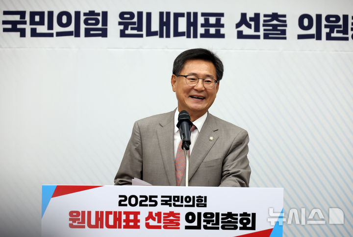[서울=뉴시스] 고승민 기자 = 16일 서울 여의도 국회에서 열린 2025 국민의힘 원내대표 선출 의원총회에서 이헌승 후보가 정견발표를 하고 있다. 2025.06.16. kkssmm99@newsis.com
