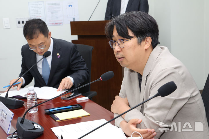 [서울=뉴시스] 김명년 기자 = 차지호 더불어민주당 의원이 16일 오후 서울 여의도 국회 의원회관 제3간담회의실에서 열린 '법무부 제출 난민법 개정안에 대한 평가와 바람직한 난민법 개정안의 방향' 간담회에서 발언하고 있다. 2025.06.16. kmn@newsis.com