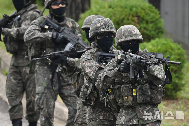 [광명=뉴시스] 김종택 기자 = 16일 경기 광명시 노온정수장에서 '2025 국가중요시설 테러대응 훈련'이 진행되고 있다. 이날 훈련은 육군 제51사단, 경찰, 소방 등 통합방위작전 전력이 참가해 테러발생 상황을 가정해 실시됐다. 2025.06.16. jtk@newsis.com