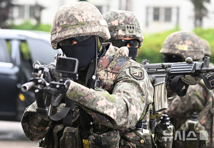 [광명=뉴시스] 김종택 기자 = 16일 경기 광명시 노온정수장에서 '2025 국가중요시설 테러대응 훈련'이 진행되고 있다. 이날 훈련은 육군 제51사단, 경찰, 소방 등 통합방위작전 전력이 참가해 테러발생 상황을 가정해 실시됐다. 2025.06.16. jtk@newsis.com