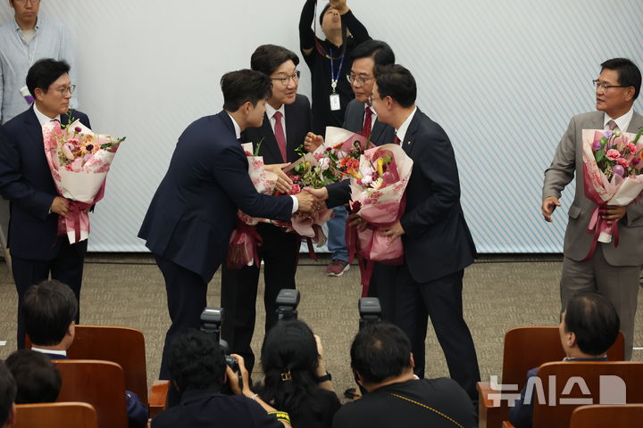 [서울=뉴시스] 고승민 기자 = 송언석(오른쪽 두번째) 국민의힘 신임 원내대표가 16일 서울 여의도 국회에서 열린 2025 국민의힘 원내대표 선출 의원총회에서 김용태 비상대책위원장, 권성동 전 원내대표 등에게 당선 축하 인사를 받고 있다. 2025.06.16. kkssmm99@newsis.com