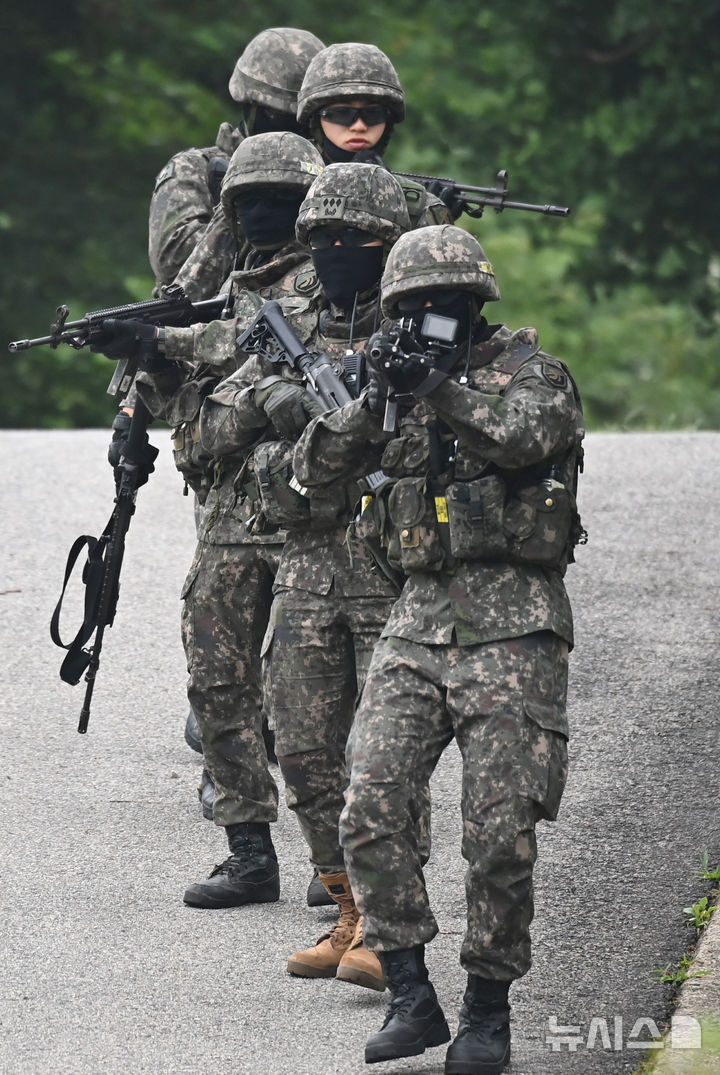 [광명=뉴시스] 김종택 기자 = 16일 경기 광명시 노온정수장에서 '2025 국가중요시설 테러대응 훈련'이 진행되고 있다. 이날 훈련은 육군 제51사단, 경찰, 소방 등 통합방위작전 전력이 참가해 테러발생 상황을 가정해 실시됐다. 2025.06.16. jtk@newsis.com