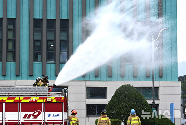 [광명=뉴시스] 김종택 기자 = 16일 경기 광명시 노온정수장에서 '2025 국가중요시설 테러대응 훈련'이 진행되고 있다. 이날 훈련은 육군 제51사단, 경찰, 소방 등 통합방위작전 전력이 참가해 테러발생 상황을 가정해 실시됐다. 2025.06.16. jtk@newsis.com
