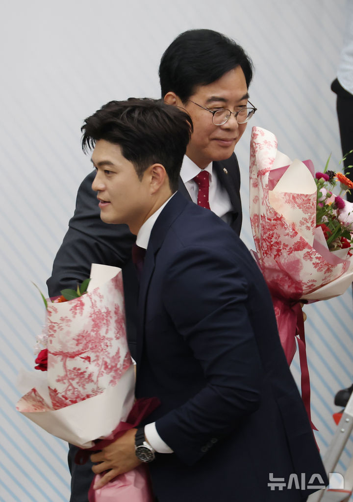 [서울=뉴시스] 고승민 기자 = 송언석 국민의힘 신임 원내대표가 16일 서울 여의도 국회에서 열린 2025 국민의힘 원내대표 선출 의원총회에서 선출된 후 김용태 비상대책위원장과 인사한 뒤 자리로 향하고 있다. 2025.06.16. kkssmm99@newsis.com