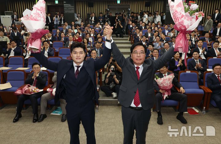 [서울=뉴시스] 고승민 기자 = 16일 서울 여의도 국회에서 열린 국민의힘 원내대표 선출 의원총회에서 새 원내대표로 당선된 송언석 의원이 김용태 비상대책위원장과 함께 두 팔 들어 인사하고 있다.(공동취재) 2025.06.16. photo@newsis.com