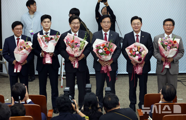 [서울=뉴시스] 고승민 기자 = 송언석 국민의힘 신임 원내대표가 16일 서울 여의도 국회에서 열린 2025 국민의힘 원내대표 선출 의원총회에서 선출된 후 김용태 비상대책위원장, 권성동 전 원내대표 등과 기념촬영하고 있다. 2025.06.16. kkssmm99@newsis.com