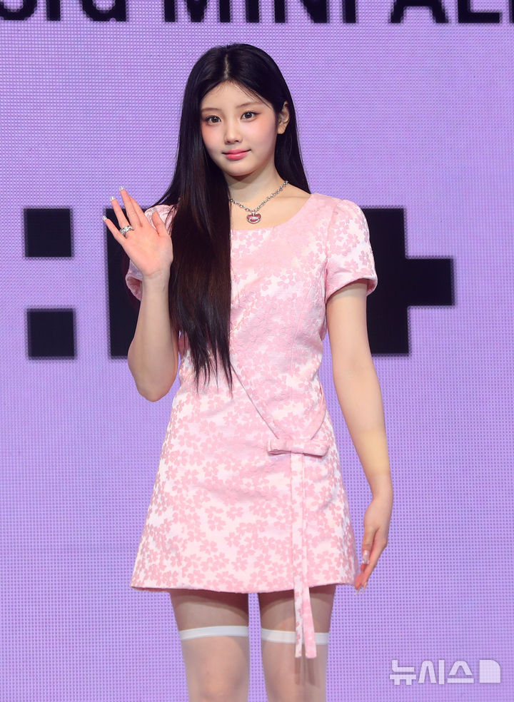 [서울=뉴시스] 김혜진 기자 = 그룹 아일릿(ILLIT) 원희가 16일 오후 서울 광진구 광장동 예스24라이브홀에서 열린 세 번째 미니앨범 '밤(bomb)' 발매 기념 쇼케이스에서 포즈를 취하고 있다. 2025.06.16. jini@newsis.com