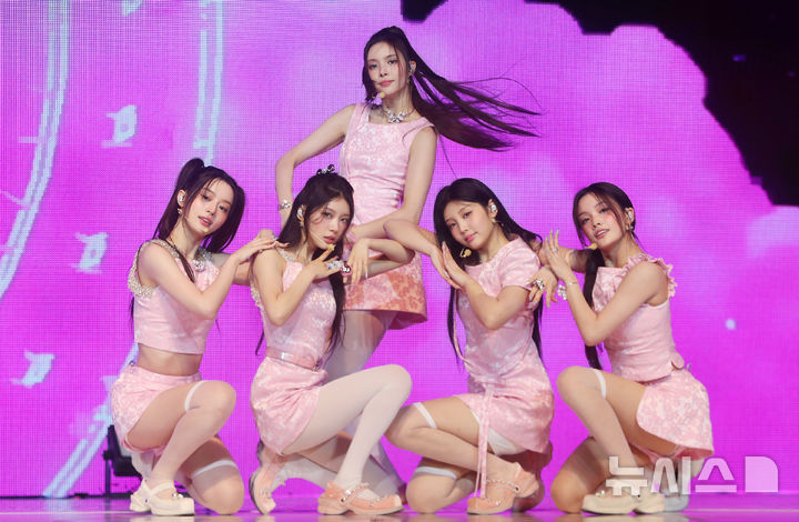 [서울=뉴시스] 김혜진 기자 = 그룹 아일릿이 16일 오후 서울 광진구 광장동 예스24라이브홀에서 열린 세 번째 미니앨범 '밤(bomb)' 발매 기념 쇼케이스에서 무대를 선보이고 있다. 2025.06.16. jini@newsis.com